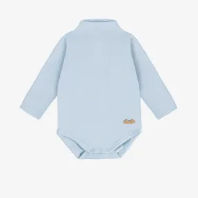 Cache-couche bleu pâle à col montant en tricot côtelé, naissance || Light blue bodysuit with a high collar in ribbed knit, newborn