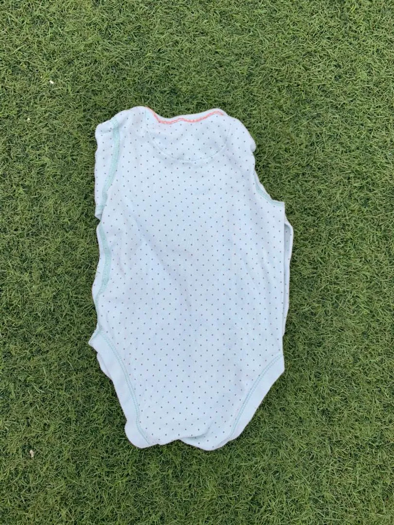 Dotted bodysuit size 0-6months