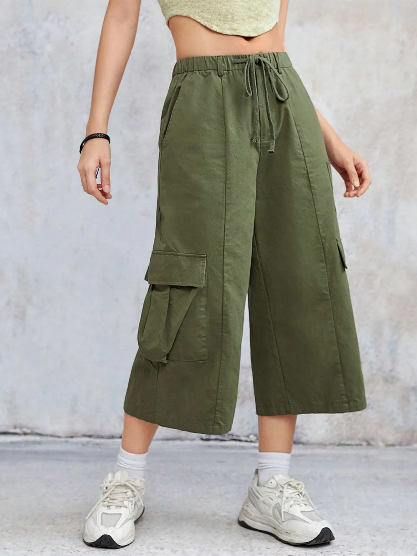 Flap Pocket Side Drawstring Waist Capri Pants