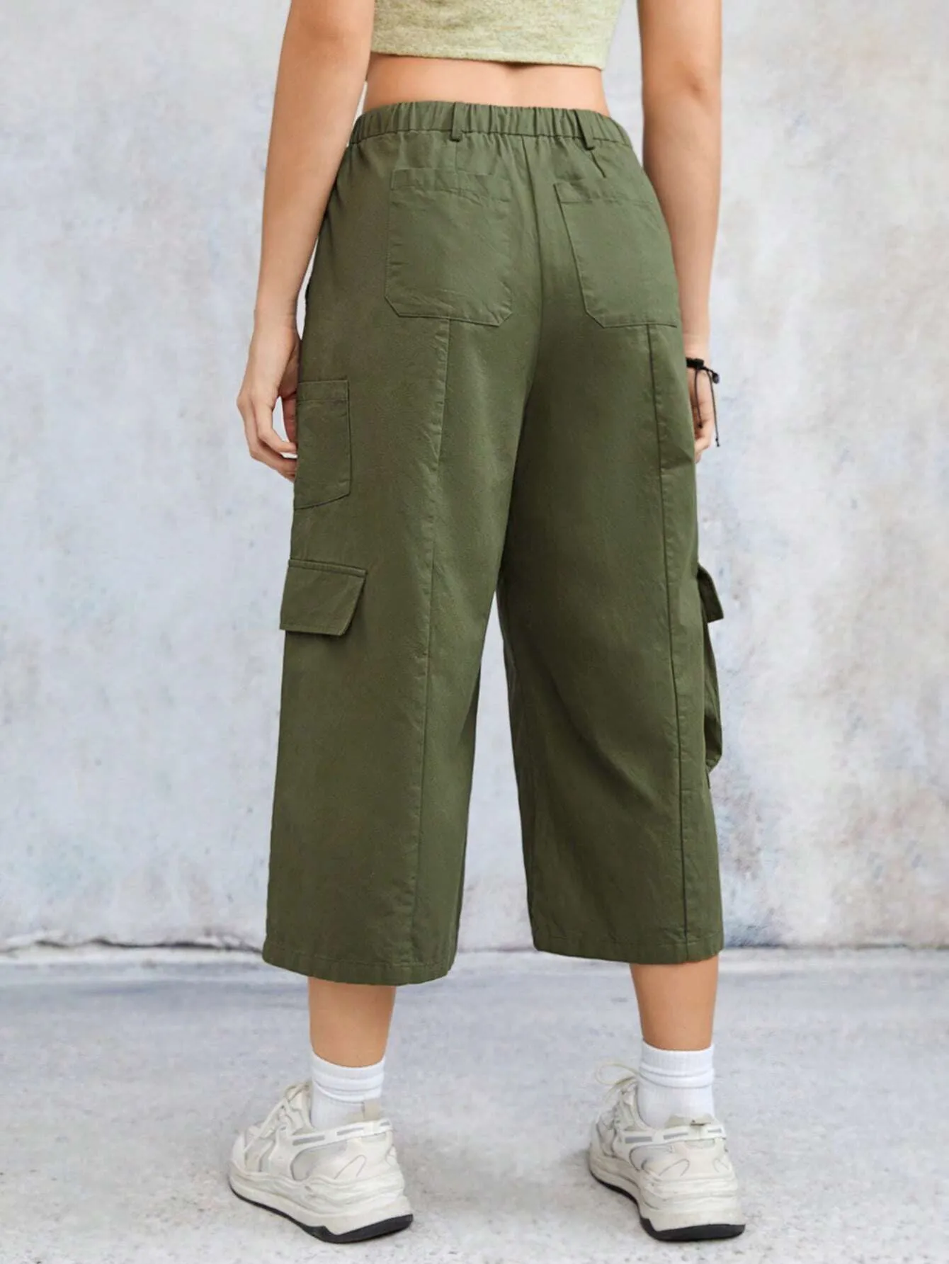 Flap Pocket Side Drawstring Waist Capri Pants